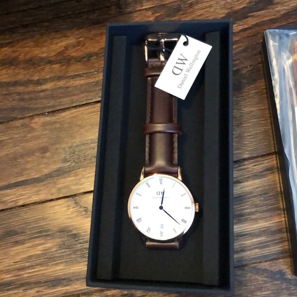 NWT ~ NEW in BOX ~ BRAND NEW DANIEL WELLINGTON WATCH ~ Great Gift Idea - Picture 2 of 3